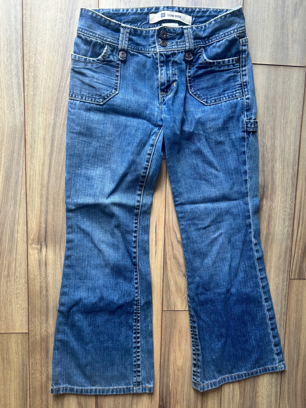 GAP Women's Flared Low Rias Jeans in Medium Blue Wash
